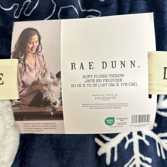 RAE DUNN. By ENCHANTE Navy Oversized Christmas Let It Snow Globe Throw Blanket - Picture 4 of 5